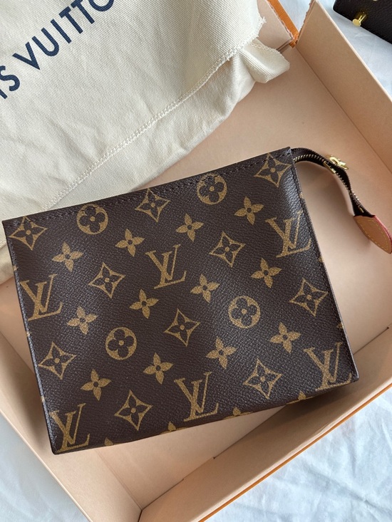 Louis Vuitton Toiletry Pouch 19 - Picture 2 of 8
